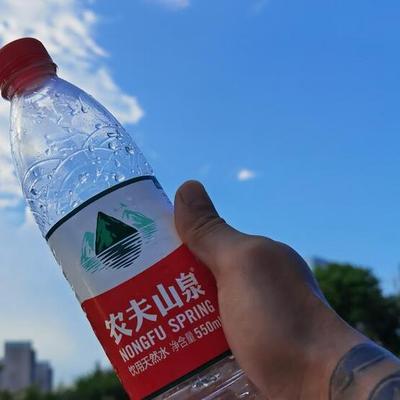 農夫山泉：別被 “水战” 嚇破膽，首富壓力交棒成了？