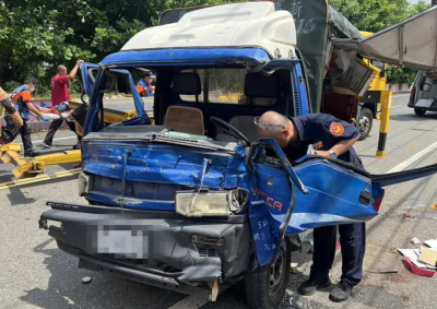 台南小貨車撞民宅圍牆、車頭爛側翻！駕駛與女乘客受困骨折送醫