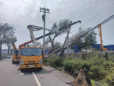 拚復電！山陀兒颱風致電桿、路樹倒塌　全國跨10多區處增援高屏區