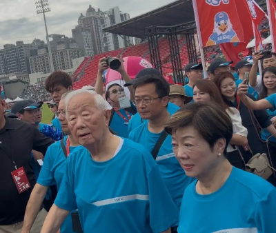 93歲張忠謀台積電運動會繞操場！驚見超狂個人海報　員工高喊愛你