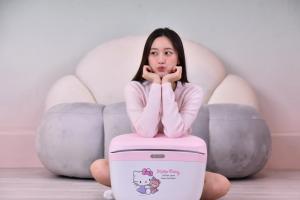 Hello Kitty迷必搶！FUJI美腿機聯名款來了、超萌全台限500台