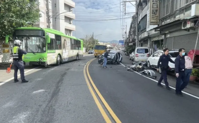 台中轎車過彎失控逆向！猛撞公車釀2傷　肇事越南籍男子一度受困