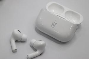 耳機也要裝上鏡頭？傳蘋果將替 AirPods 帶來 2 大設計變革