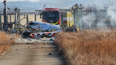 韓國客機遭鳥擊！機長被迫「機腹著陸」撞外牆　「跑道短」成禍因