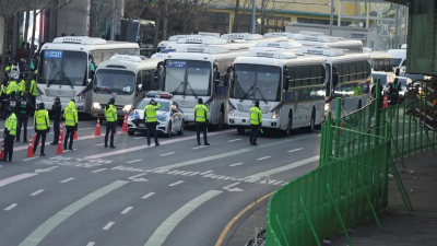 韓國公調處人員清晨出擊！分5車執行尹錫悅逮捕令　大量警力部署