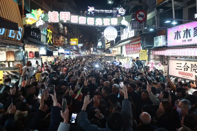 黃仁勳現身逢甲夜市被擠爆！逛不滿半小時走人　現場推擠畫面曝