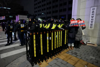 尹錫悅遭押支持者氣壞！翻牆砸窗硬闖法院　上千警力前往驅散群眾