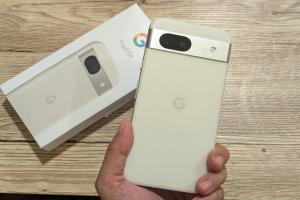 Google 平價款 Pixel 9 全四色實機曝光！歷代最鮮豔、設計也大改