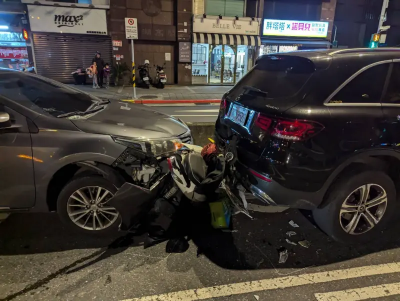 影／恐怖瞬間！50多歲騎士慘遭2車夾擊　機車壓扁變形瞬間曝光