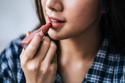 脣膏越潤越好？ 食藥署：影響粧效持久度